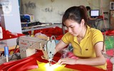 Trắng đêm may cờ Tổ quốc, in băng rôn phục vụ người hâm mộ bóng đá Việt Nam